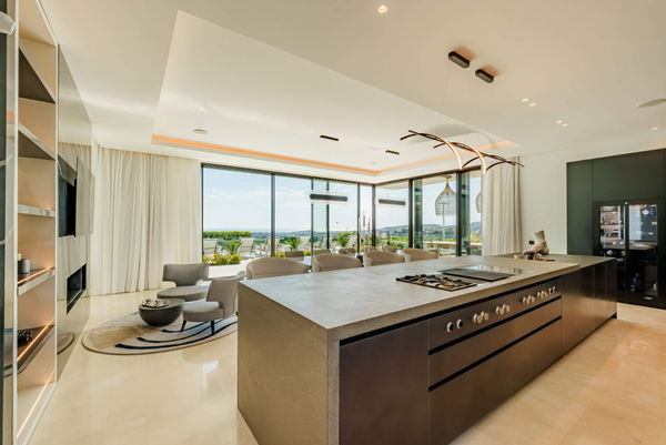 Prestigious hillside residence with panoramic sea and mountain views in La Quinta, Benahavis