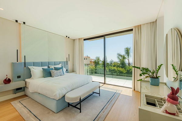 Prestigious hillside residence with panoramic sea and mountain views in La Quinta, Benahavis