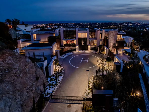 Prestigious hillside residence with panoramic sea and mountain views in La Quinta, Benahavis