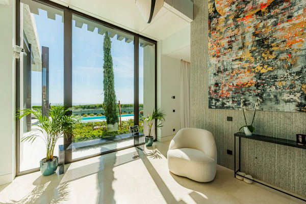 Prestigious hillside residence with panoramic sea and mountain views in La Quinta, Benahavis