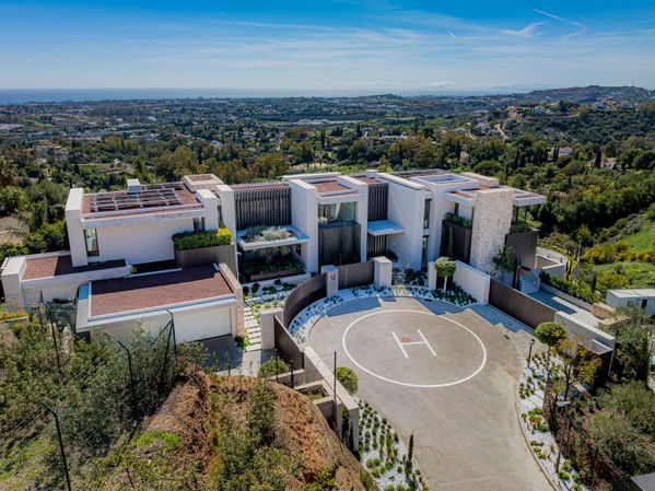 Prestigious hillside residence with panoramic sea and mountain views in La Quinta, Benahavis