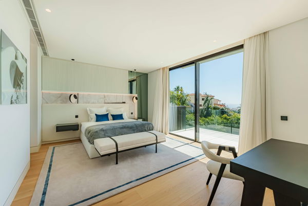 Prestigious hillside residence with panoramic sea and mountain views in La Quinta, Benahavis