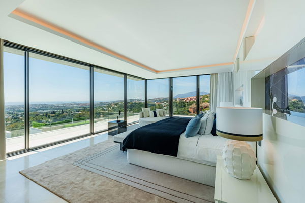 Prestigious hillside residence with panoramic sea and mountain views in La Quinta, Benahavis