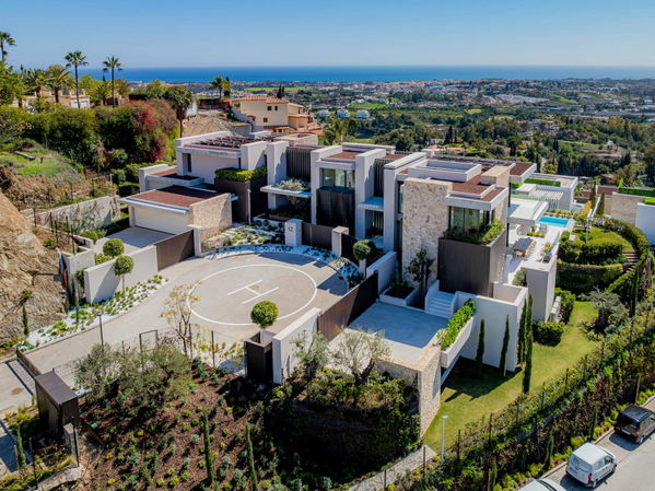 Prestigious hillside residence with panoramic sea and mountain views in La Quinta, Benahavis