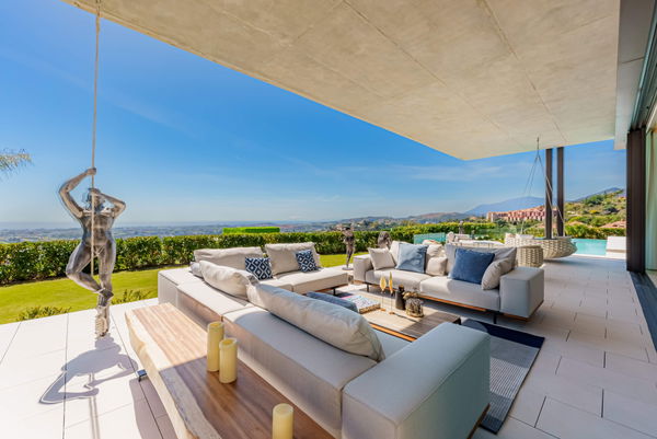 Prestigious hillside residence with panoramic sea and mountain views in La Quinta, Benahavis