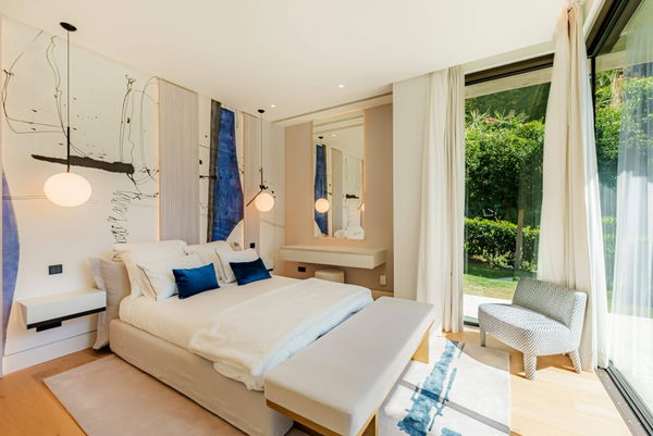 Prestigious hillside residence with panoramic sea and mountain views in La Quinta, Benahavis