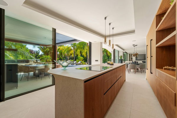 Sophisticated residence with private pool and tranquil setting in Las Chapas, Marbella East