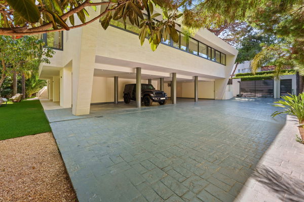 Sophisticated residence with private pool and tranquil setting in Las Chapas, Marbella East