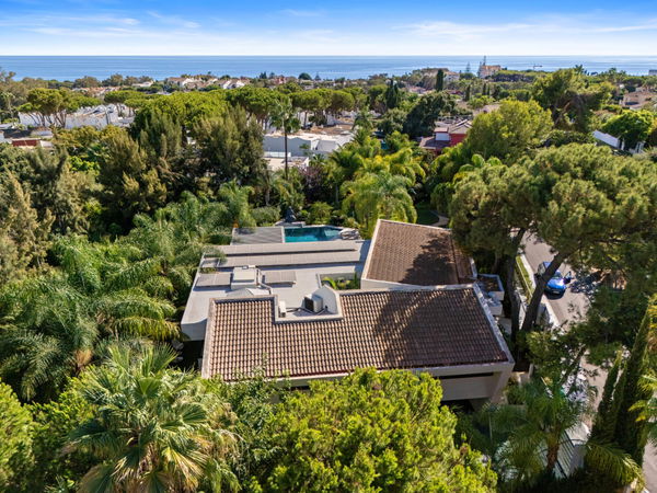 Sophisticated residence with private pool and tranquil setting in Las Chapas, Marbella East