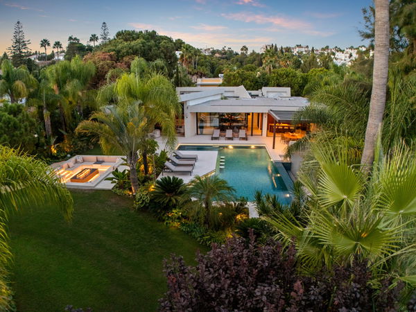 Sophisticated residence with private pool and tranquil setting in Las Chapas, Marbella East