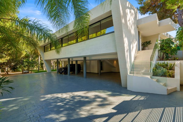 Sophisticated residence with private pool and tranquil setting in Las Chapas, Marbella East
