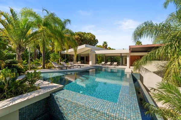 Sophisticated residence with private pool and tranquil setting in Las Chapas, Marbella East