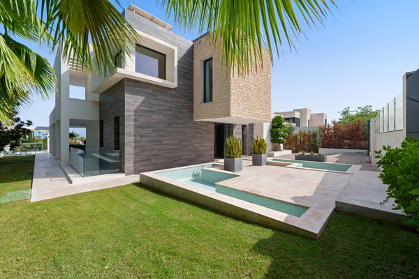Modern frontline golf villa with panoramic views in the heart of the Golf Valley in Nueva Andalucía, Marbella