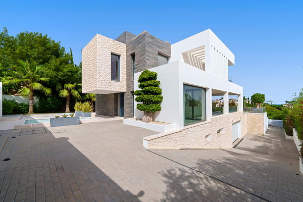 Modern frontline golf villa with panoramic views in the heart of the Golf Valley in Nueva Andalucía, Marbella