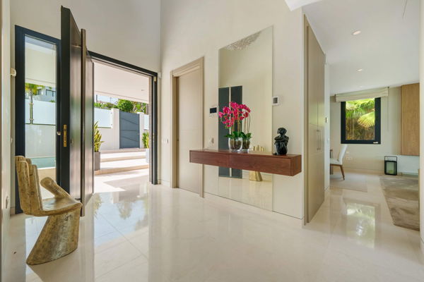 Modern frontline golf villa with panoramic views in the heart of the Golf Valley in Nueva Andalucía, Marbella
