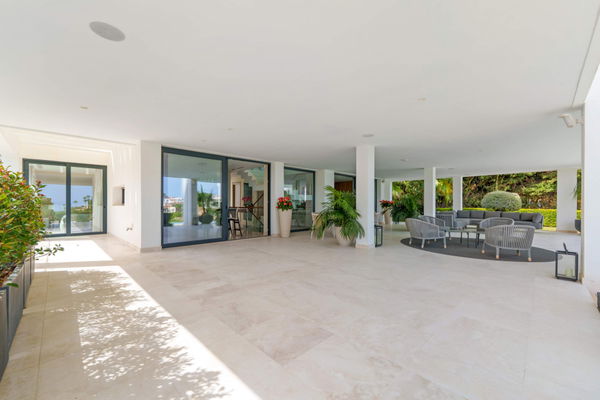 Modern frontline golf villa with panoramic views in the heart of the Golf Valley in Nueva Andalucía, Marbella