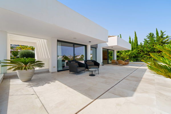 Modern frontline golf villa with panoramic views in the heart of the Golf Valley in Nueva Andalucía, Marbella