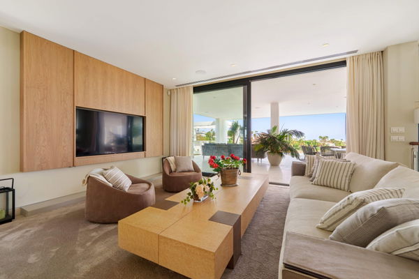 Modern frontline golf villa with panoramic views in the heart of the Golf Valley in Nueva Andalucía, Marbella