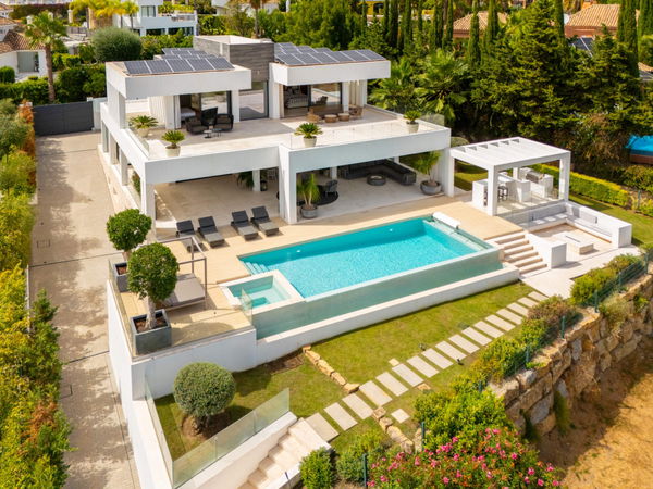 Modern frontline golf villa with panoramic views in the heart of the Golf Valley in Nueva Andalucía, Marbella
