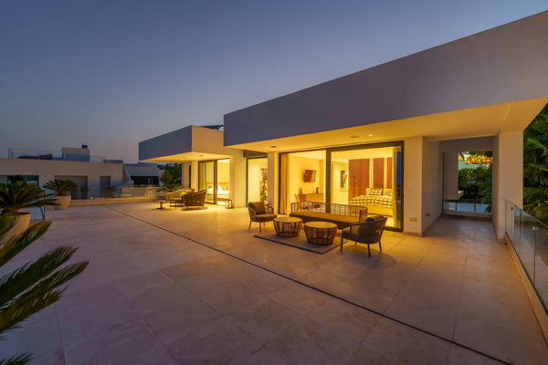 Modern frontline golf villa with panoramic views in the heart of the Golf Valley in Nueva Andalucía, Marbella