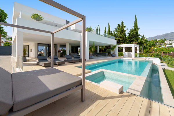 Modern frontline golf villa with panoramic views in the heart of the Golf Valley in Nueva Andalucía, Marbella