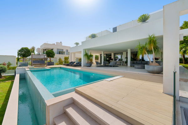 Modern frontline golf villa with panoramic views in the heart of the Golf Valley in Nueva Andalucía, Marbella