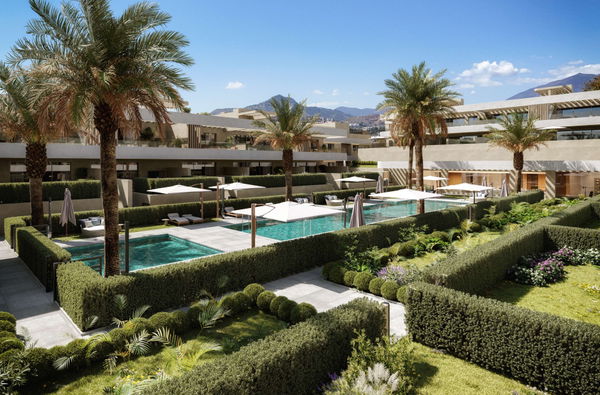 Refined ground floor apartment with private garden and covered terrace in El Campanario, Estepona