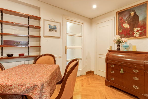 Classic residence with great potential on Paseo Reding, in the heart of La Malagueta, Málaga