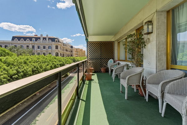 Classic residence with great potential on Paseo Reding, in the heart of La Malagueta, Málaga