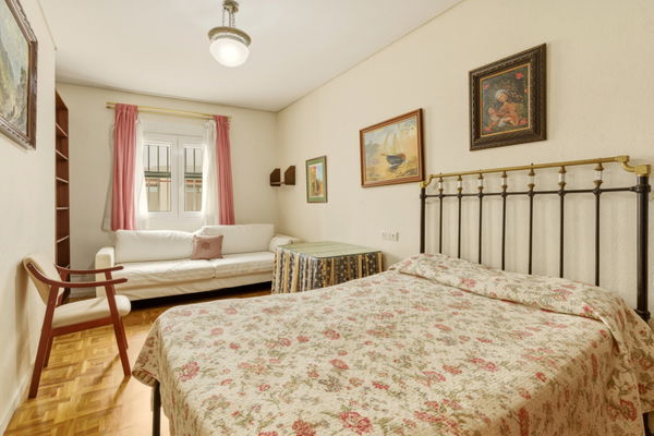 Classic residence with great potential on Paseo Reding, in the heart of La Malagueta, Málaga