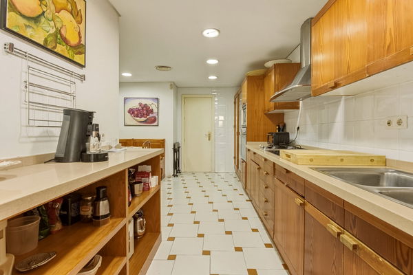 Classic residence with great potential on Paseo Reding, in the heart of La Malagueta, Málaga