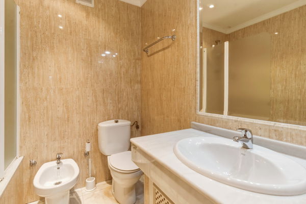 Classic residence with great potential on Paseo Reding, in the heart of La Malagueta, Málaga