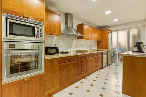 Classic residence with great potential on Paseo Reding, in the heart of La Malagueta, Málaga