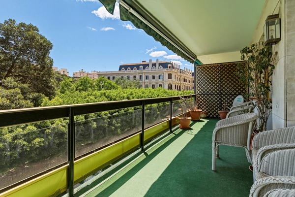 Classic residence with great potential on Paseo Reding, in the heart of La Malagueta, Málaga