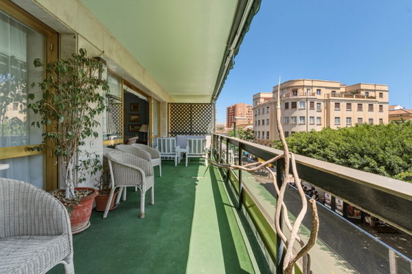 Classic residence with great potential on Paseo Reding, in the heart of La Malagueta, Málaga