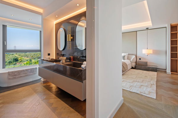 Refined contemporary villa with panoramic sea views in El Rosario, Marbella East