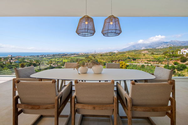 Refined contemporary villa with panoramic sea views in El Rosario, Marbella East