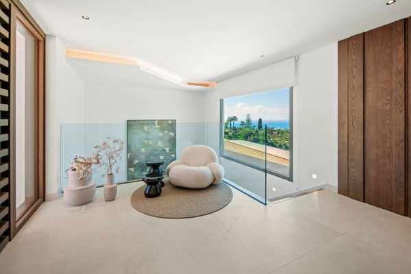 Refined contemporary villa with panoramic sea views in El Rosario, Marbella East