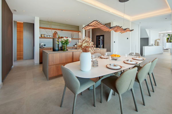 Refined contemporary villa with panoramic sea views in El Rosario, Marbella East