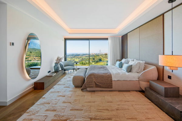 Refined contemporary villa with panoramic sea views in El Rosario, Marbella East