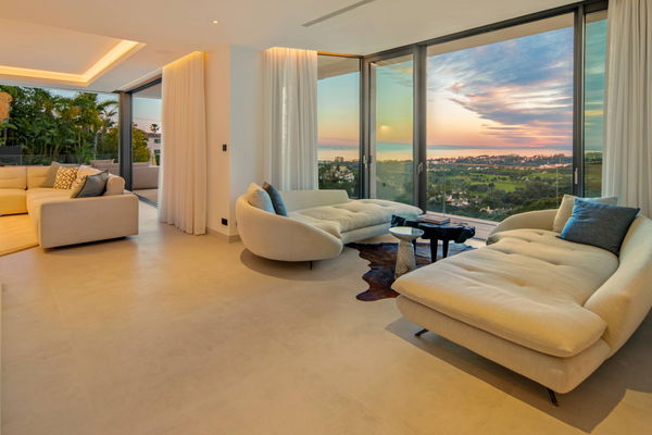 Refined contemporary villa with panoramic sea views in El Rosario, Marbella East