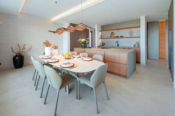 Refined contemporary villa with panoramic sea views in El Rosario, Marbella East
