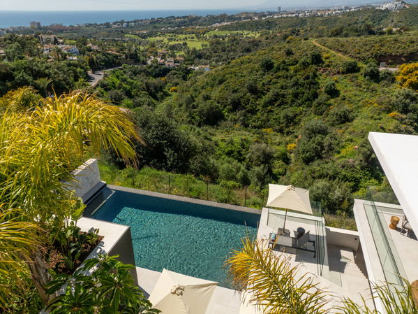 Refined contemporary villa with panoramic sea views in El Rosario, Marbella East