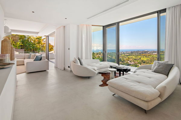 Refined contemporary villa with panoramic sea views in El Rosario, Marbella East