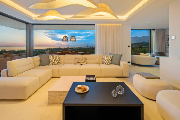 Refined contemporary villa with panoramic sea views in El Rosario, Marbella East