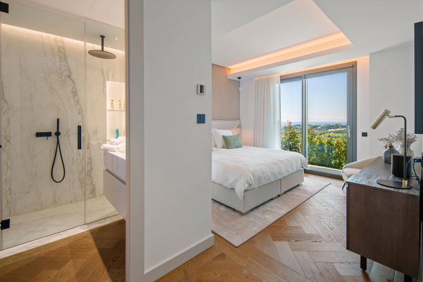 Refined contemporary villa with panoramic sea views in El Rosario, Marbella East