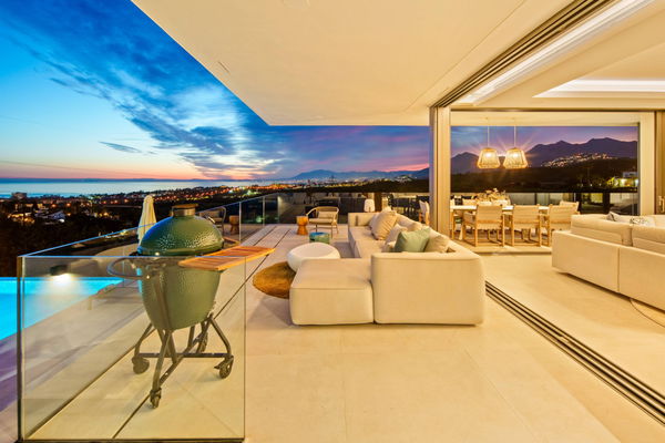 Refined contemporary villa with panoramic sea views in El Rosario, Marbella East
