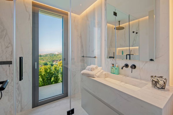 Refined contemporary villa with panoramic sea views in El Rosario, Marbella East