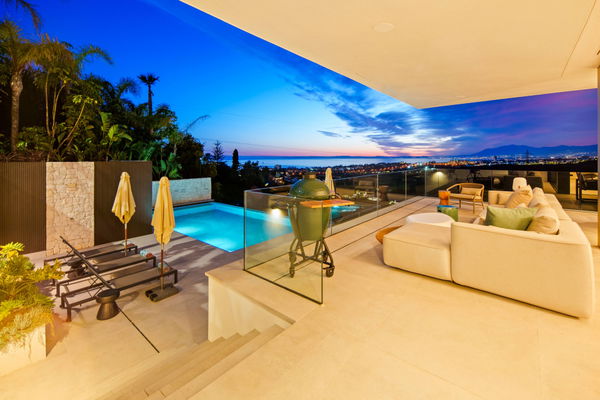 Refined contemporary villa with panoramic sea views in El Rosario, Marbella East
