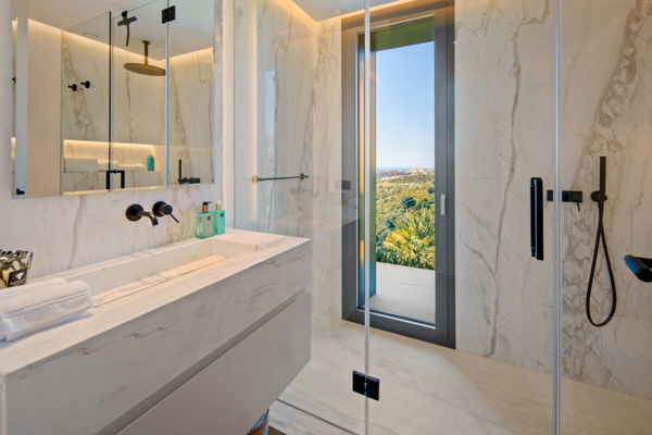 Refined contemporary villa with panoramic sea views in El Rosario, Marbella East